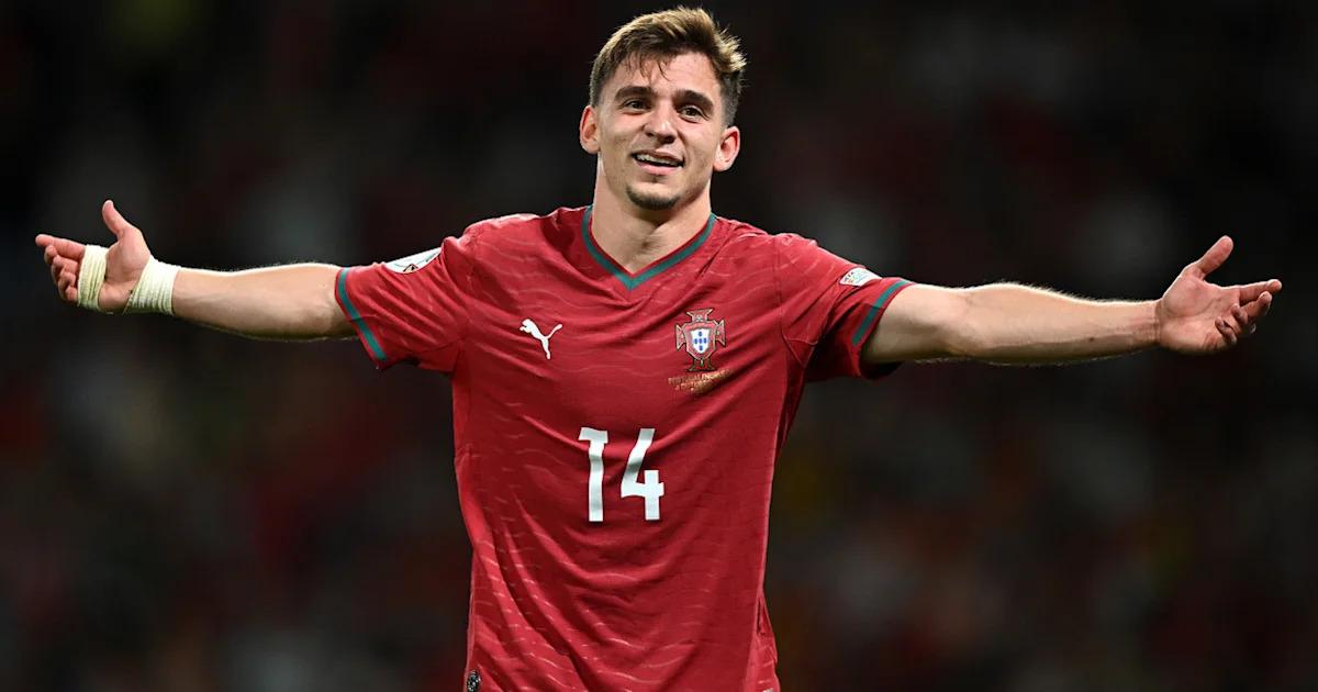 Conceicao sent off after two yellows in 10 seconds for