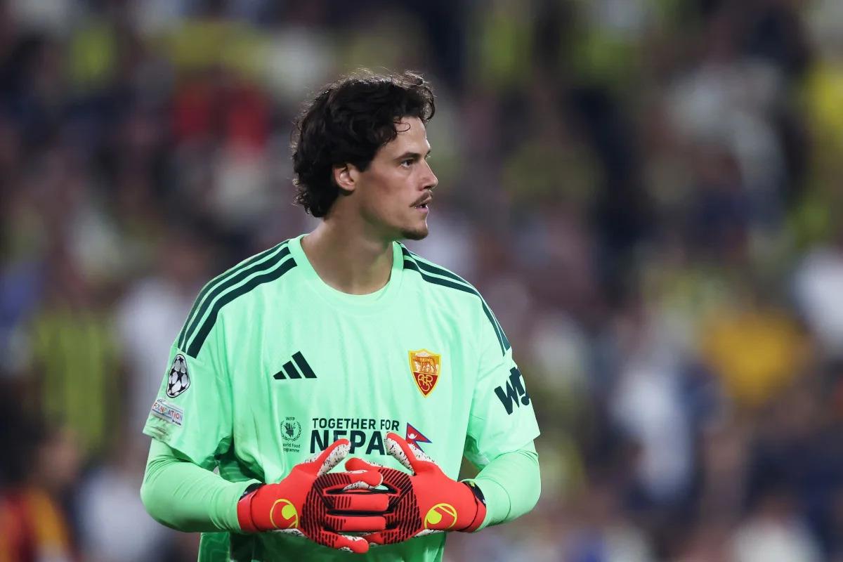 Mile Svilar : le gardien de la Roma dément tout contact